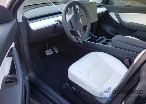 2021 Tesla Model Y z USA, uszkodzony, nr VIN 5YJYGDEE5MF087623